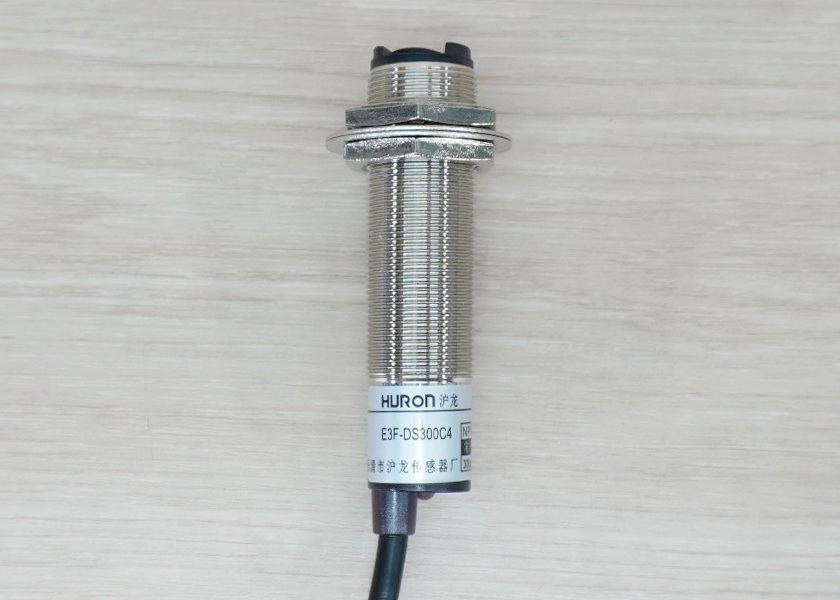 E3F-DS300C4 Infrared Photoelectric Sensor 10-300cm Detection (NPN, NO) Nickel-plated brass body