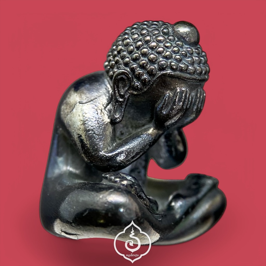 พระปิดตาหล่อ (เนื้อเมฆพัตร) รุ่นเจริญลาภ ปี65 หลวงปู่นิ่ม วัดพุทธมงคล จ.สุพรรณบุรี (ใต้ฐานอุดผง มีโค้ด หมายเลข 89)