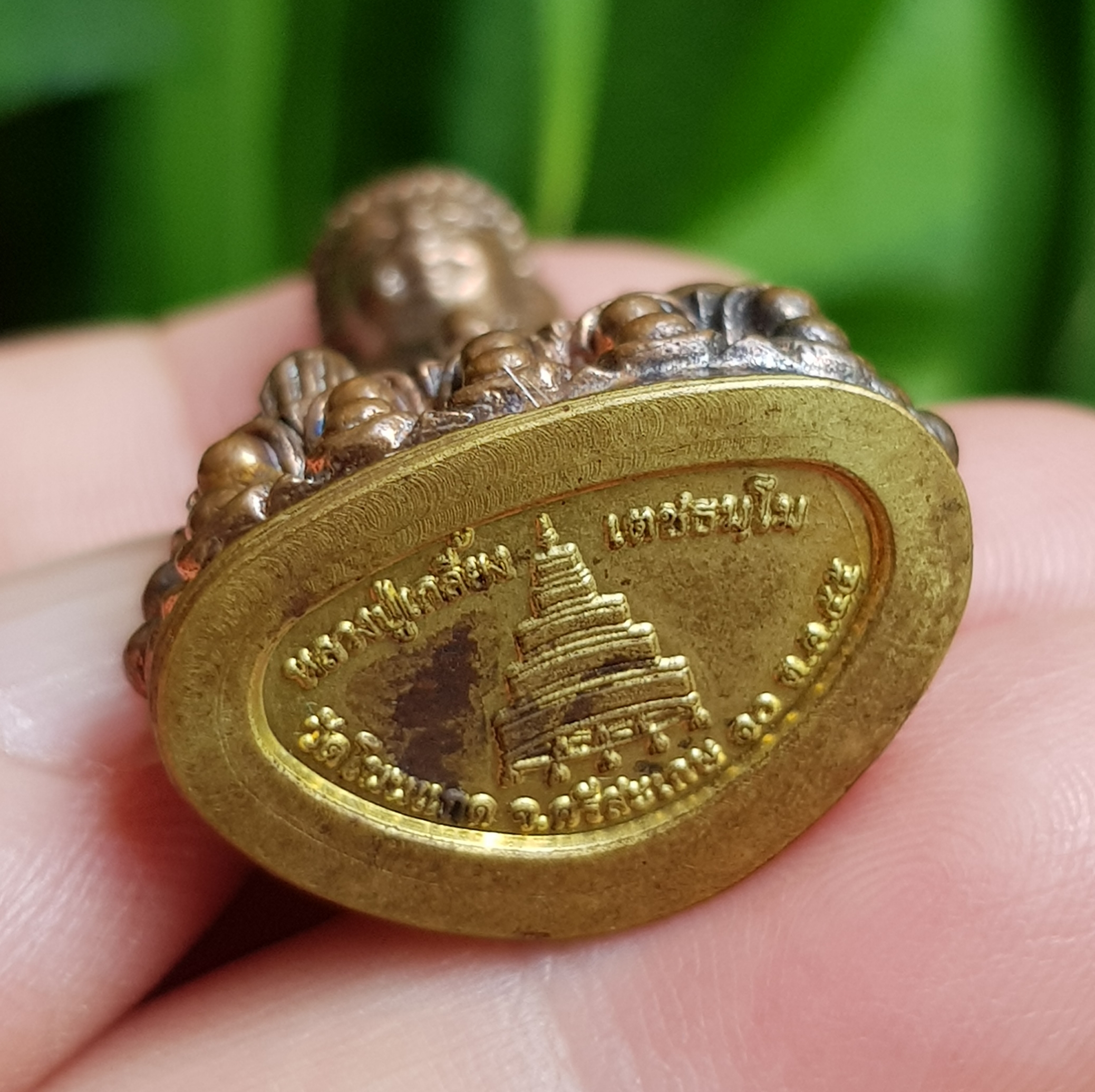 พระกริ่งใหญ่ (ทองแดงก้นถ้วยชนวน ใต้ฐานอุดกริ่งด้วยหินปฐวีธาตุ หลวงปู่คำพันธ์) รุ่นเจริญพร-ยอดฉัตร ปี55 หลวงปู่เกลี้ยง วัดโนนแกด จ.ศรีสะเกษ (มีโค้ด หมายเลข1843)