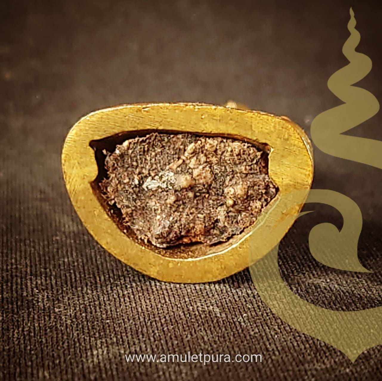 พระเศรษฐีนวโกฏิ (เนื้อสัตตโลหะ) รุ่นประทานพรร่ำรวย ปี52 หลวงปู่คำบุ วัดกุดชมภู จ.อุบลราชธานี (ใต้ฐานอุดผงพุทธคุณ มีโค้ด และหมายเลขกำกับ)