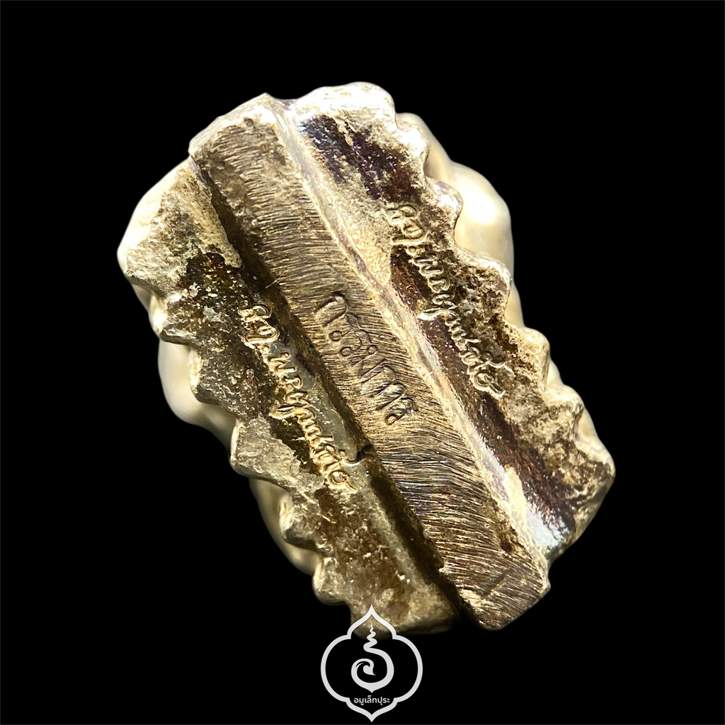 หลวงปู่ทวด พิมพ์เตารีดใหญ่ 2 หน้า กรรมการ ปี43 เนื้อนวะพรายเงิน สมเด็จพระสังฆราช วัดบวรนิเวศวิหาร (ตอก 4 โค้ด หน้า คอจุด ก้นลายเซ็นต์)