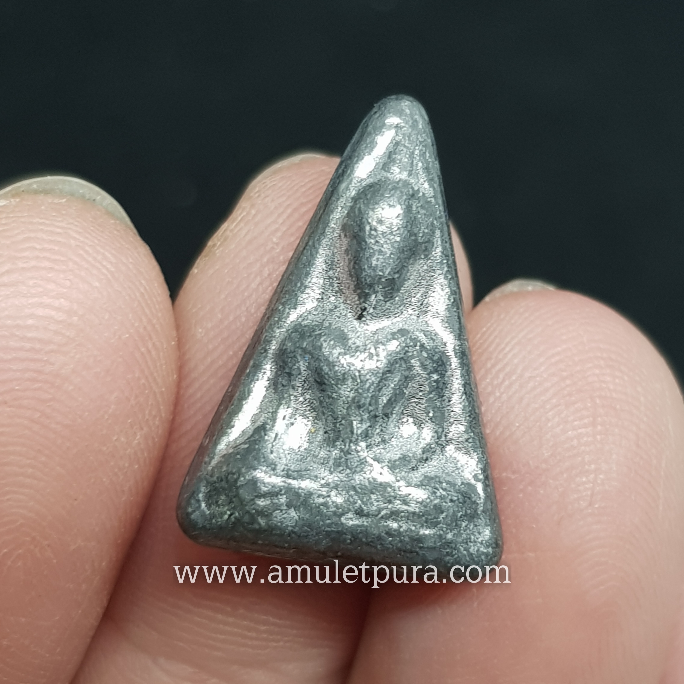 พระนางพญา (เนื้อชินตะกั่ว) ปี2515 หลวงปู่เอี่ยม วัดโคนอน ภาษีเจริญ กรุงเทพฯ (หลังตอกโค้ด)