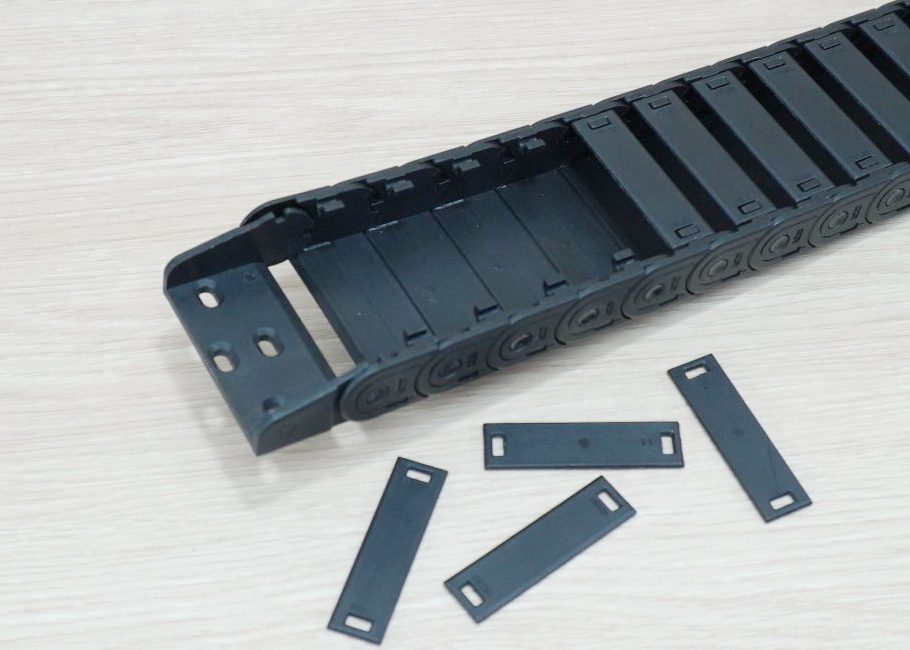 15 X 50 mm Cable Drag Chain R38mm ยาว 1M และ End Connectors (Semi-Enclosed)