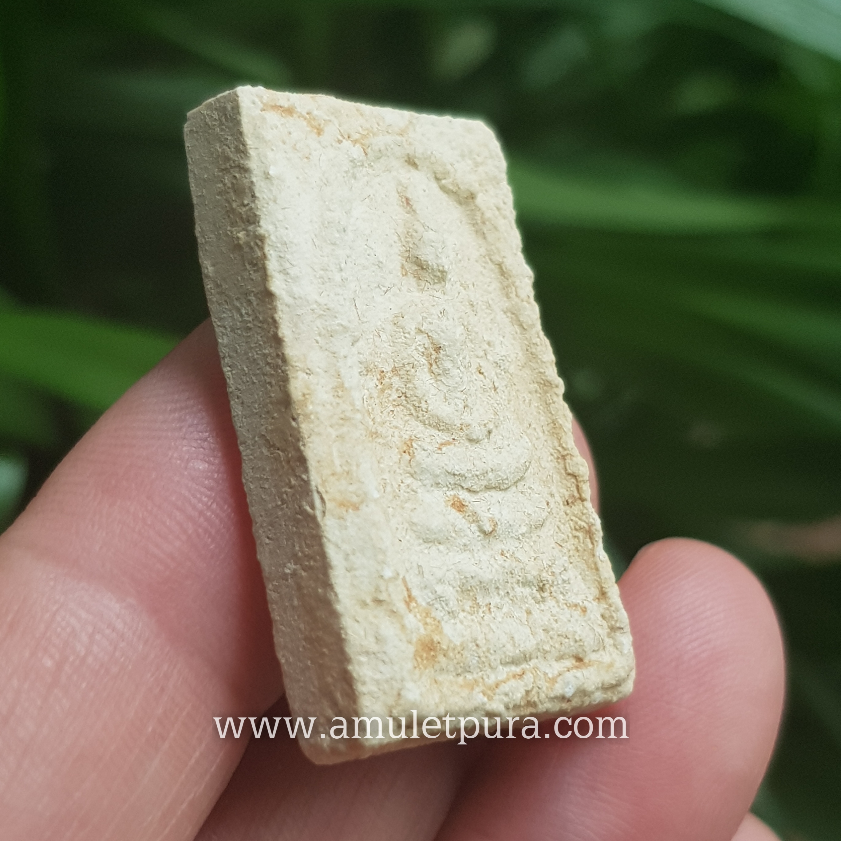 พระสมเด็จบางขุนพรหม (พิมพ์ใหญ่เกศเอียงแช่น้ำมนต์ 1 ไตรมาส) รุ่นย้อนยุค ปี47 วัดบางขุนพรหม กรุงเทพมหานคร (โค้ดตรายาง พร้อมกล่องผ้าไหม)