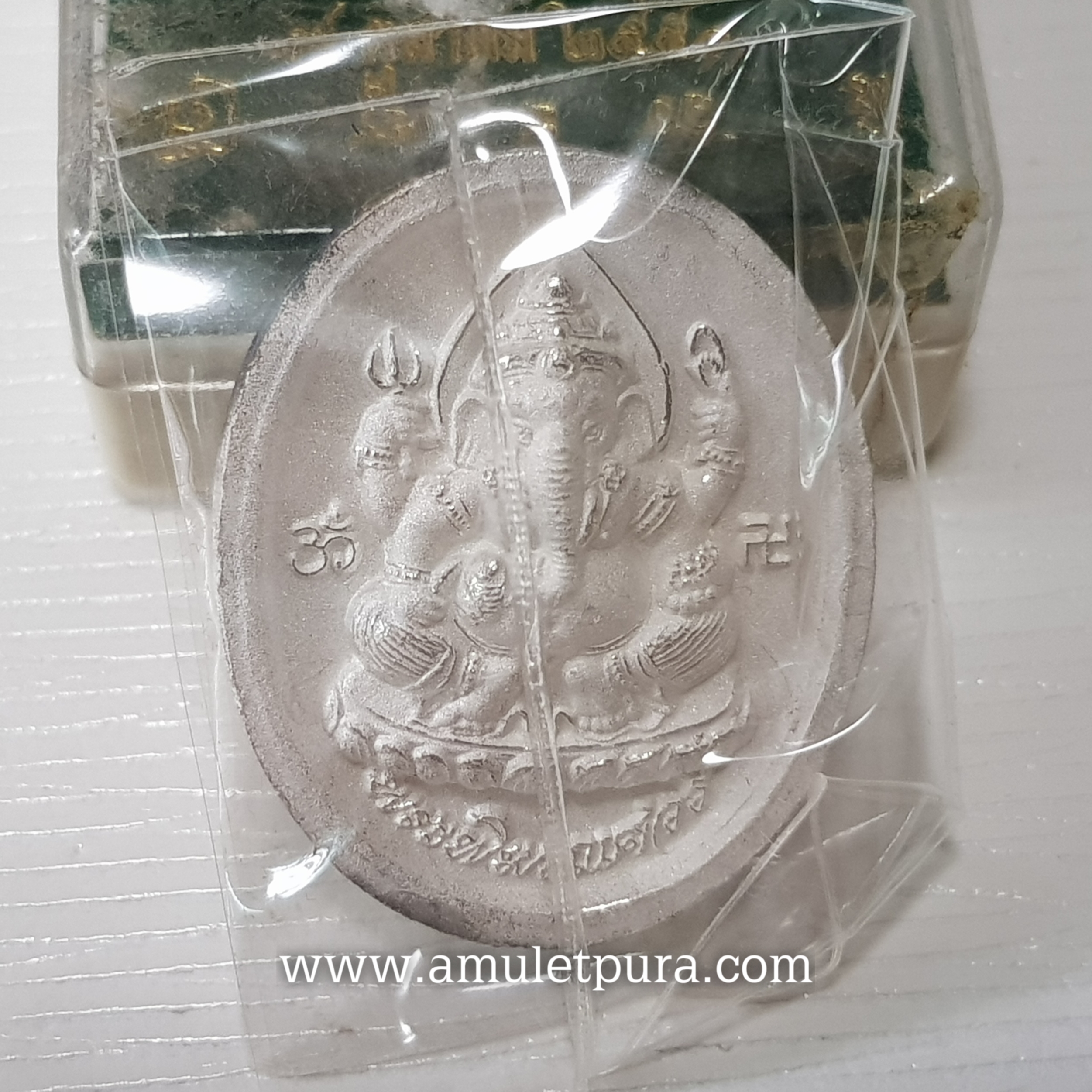 เหรียญหมอชีวกโกมารภัจจ์ หลังพระพิฆเณศ (สัมฤทธิ์ชุบเงินพ่นทราย) รุ่นเศรษฐี 1,000 ล้าน ปี51 หลวงปู่คีย์ วัดศรีลำยอง จ.สุรินทร์ (ตอกโค้ด หมายเลข 101)