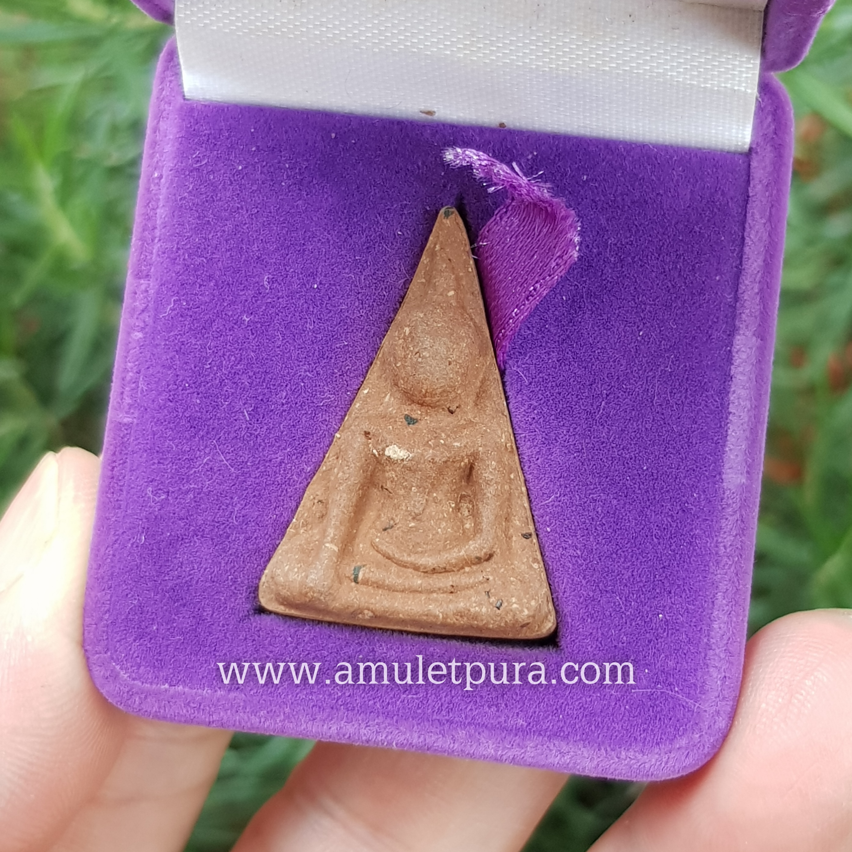 พระนางพญา สธ.(พิมพ์ใหญ่เข่าโค้ง ผงว่าน)ปี46 สร้างเนื่องในวโรกาส ทรงเจริญพระชนมายุ 48 พรรษา สมเด็จพระเทพพระรัตนราชสุดา วัดนางพญา จ.พิษณุโลก(หลังฝังตะกรุดเงิน มีโค้ด)(องค์ที่2)