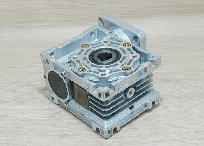 20:1 NMRV40 Worm Gearbox Speed Reducer for NEMA34 (shaft: input 14mm / Out 18mm)