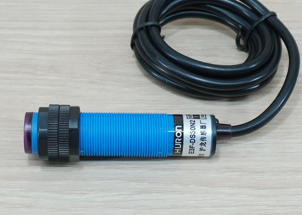 E3F-DS30N2 Infrared Photoelectric Sensor 10-30cm Detection Range Adjust (NPN, NC)