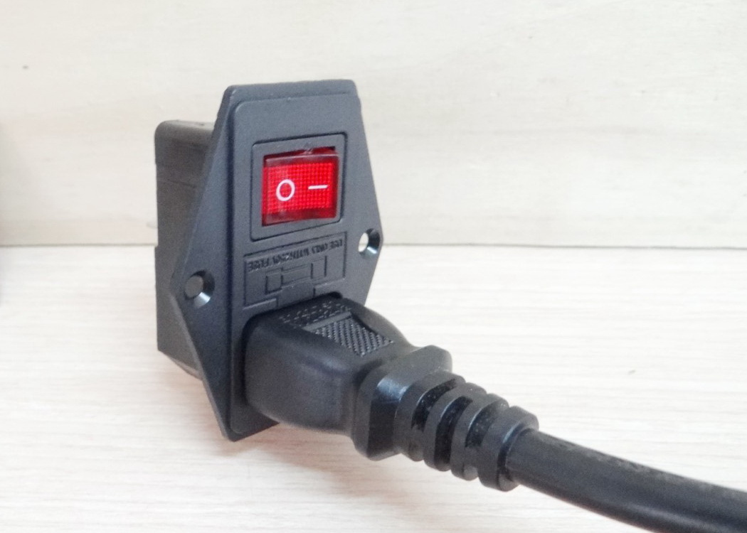 AC-01A Plug Socket 3 Pin Male AC250V พร้อมสวิทช์และฟิวส์ 10A