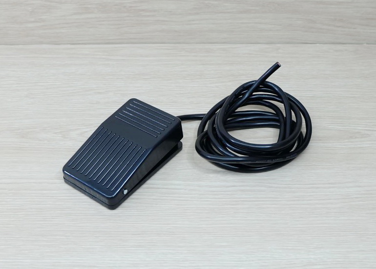 Foot Switch TFS-01 Momentary NON-SLIP SPDT(NO/NC) Wire 2M 250V 10A