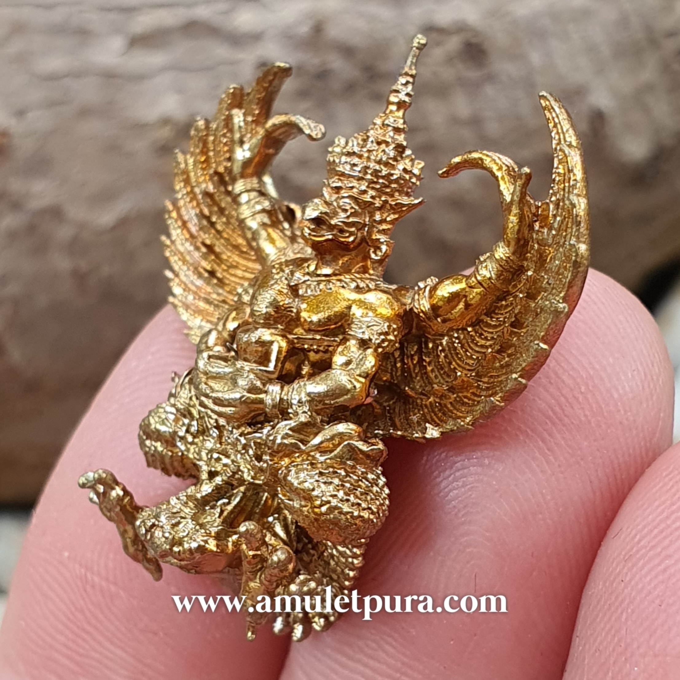 พญาครุฑ รุ่นเศรษฐีเงินไหลมา(พิมพ์เล็ก เนื้อชนวนทองล้นเบ้า สัมฤทธิ์โชค)ปี62 วัดพระมหาธาตุวรมหาวิหาร จ.นครศรีธรรมราช(มีโค้ด หมายเลข๖๕๔)