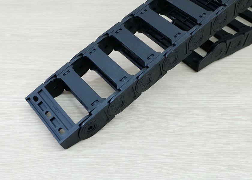 25 X 77 mm Cable Drag Chain R75mm ยาว 1M และ End Bridge Connectors (Bridge opening)