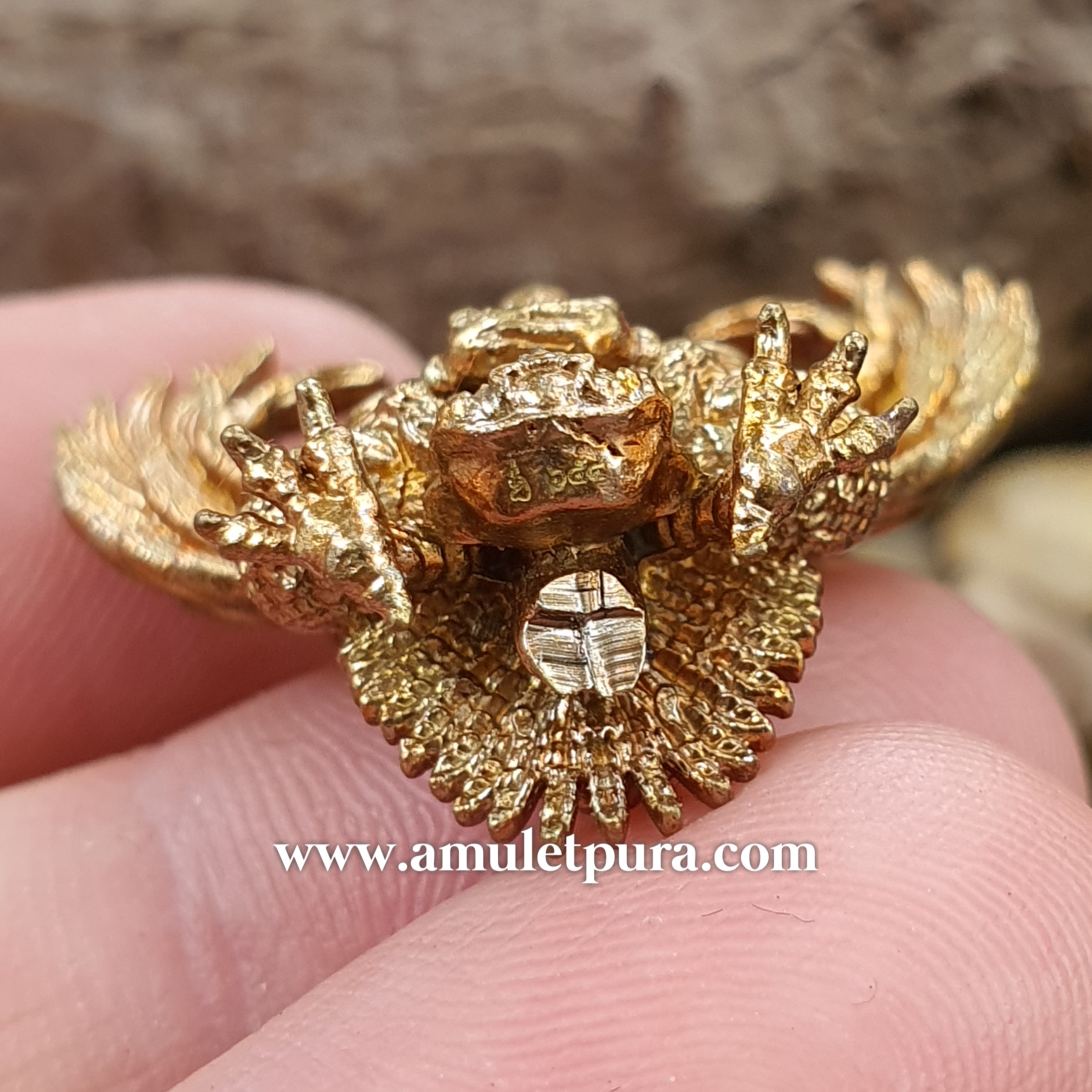 พญาครุฑ รุ่นเศรษฐีเงินไหลมา(พิมพ์เล็ก เนื้อชนวนทองล้นเบ้า สัมฤทธิ์โชค)ปี62 วัดพระมหาธาตุวรมหาวิหาร จ.นครศรีธรรมราช(มีโค้ด หมายเลข๖๕๔)