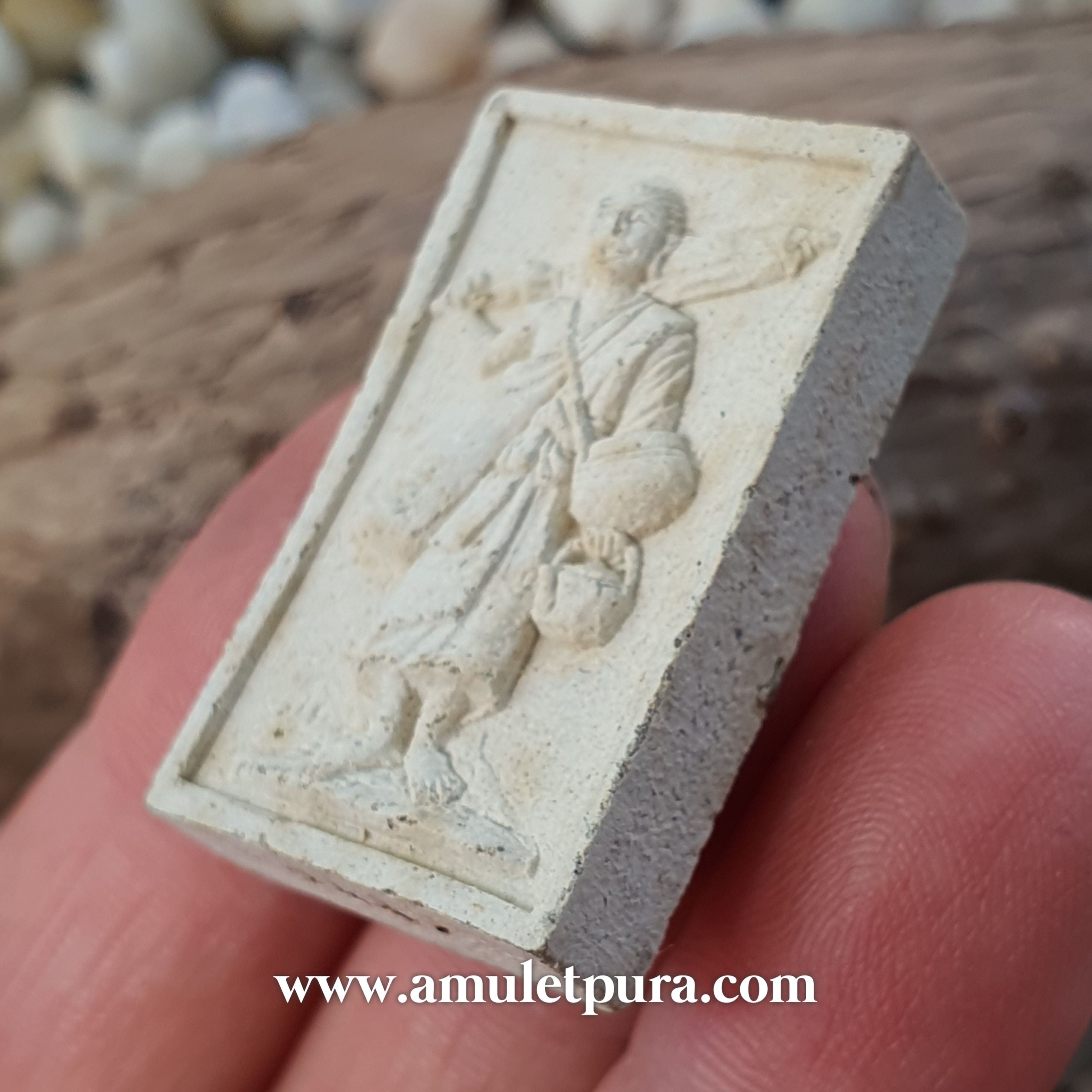 พระสีวลี(เนื้อผงว่านพิมพ์สี่เหลี่ยม)รุ่นแรก รุ่นชนะจน ปี55 พ่อท่านพรหม วัดพลานุภาพ จ.ปัตตานี(ฝังเม็ดโค้ด พลอยเสกพระสีวลี ยิงเลเซอร์หมายเลขที่ขอบด้านล่างหมายเลข2447)