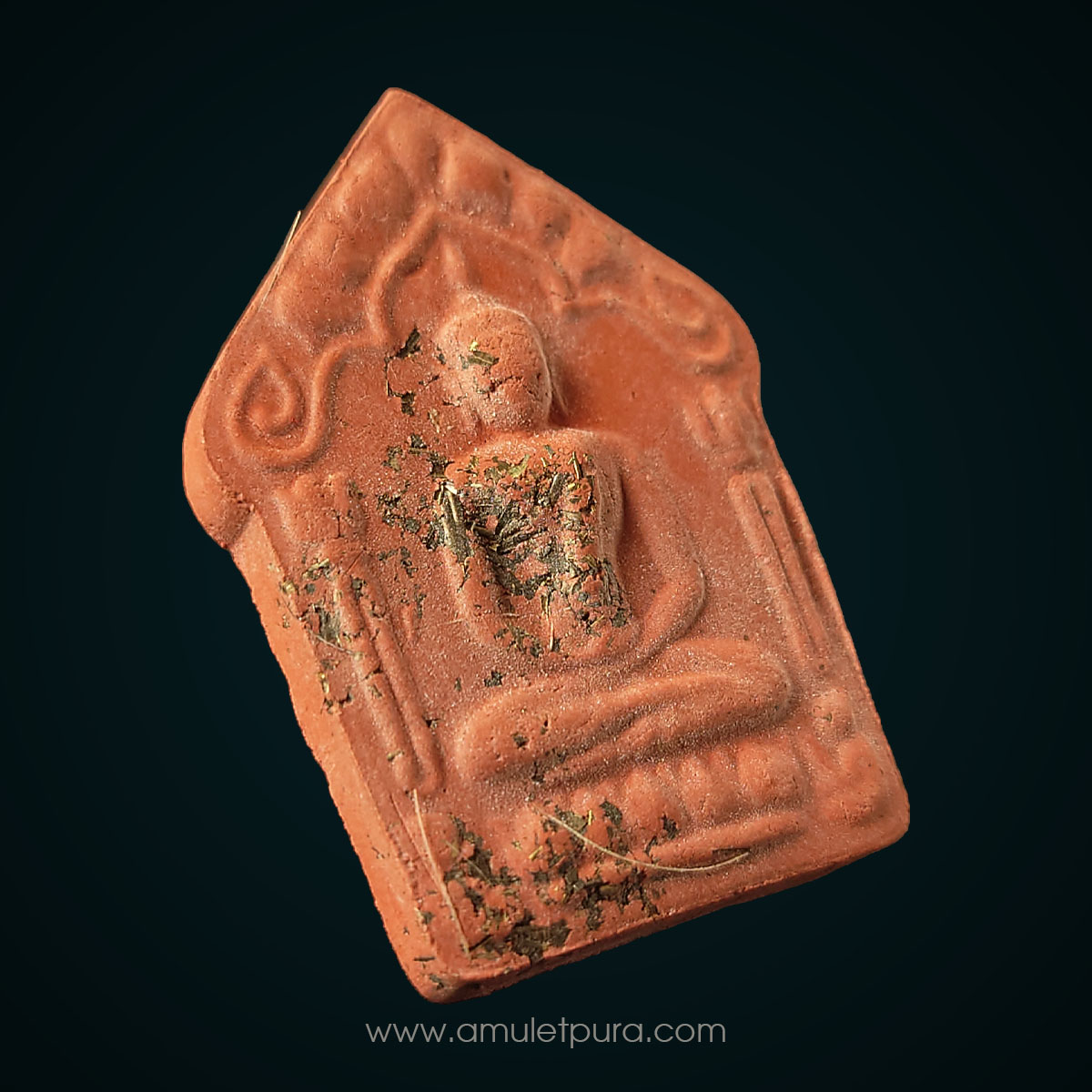 ขุนแผนไตรมาส (เนื้อแดงสบู่เลือด) หลวงปู่แสน ปสนฺโน อายุ 111 ปี ปี62 วัดบ้านหนองจิก ศรีสะเกษ (สร้างน้อยแค่ 99 องค์ หลังพลอยเสก แผ่นโค้ดเงิน หมายเลข 5)