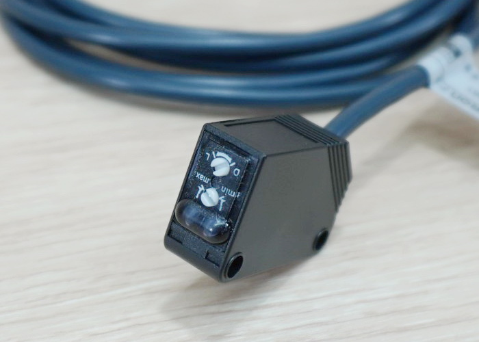 E3Z-R61, Mirror Reflection Photoelectric Switch 20-200 cm Detection Range (NPN, NO/NC)