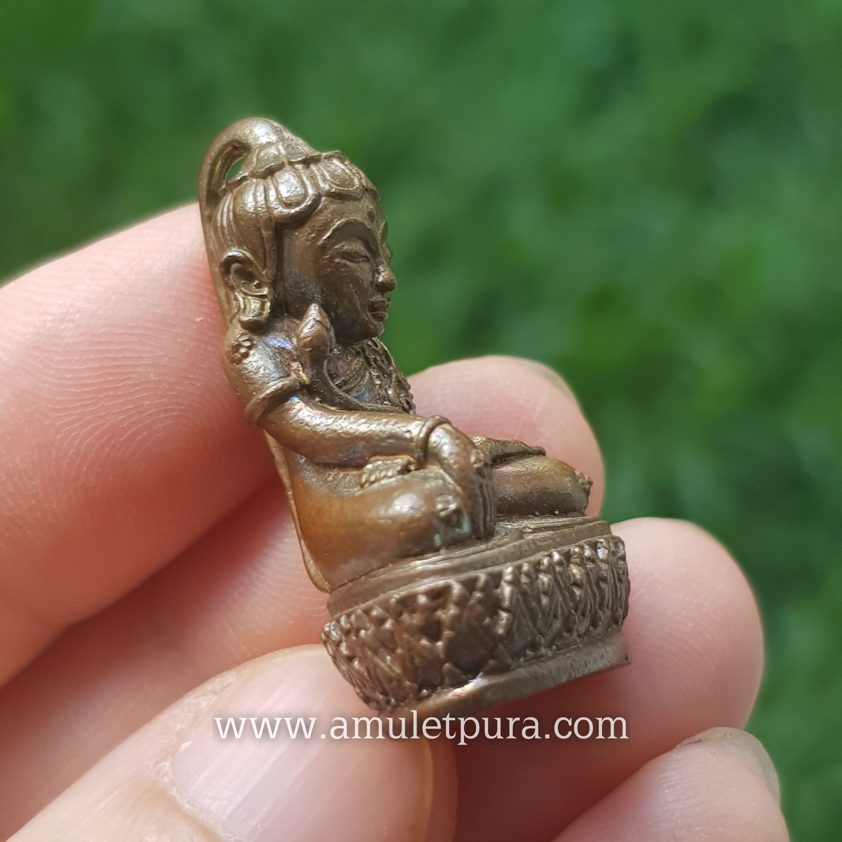 1 ใน 999 องค์ พระกริ่งเชงเย (เชง-เย-จอง-เตง) รุ่นแรก (เนื้อธาตุกายสิทธิ์ มีประกายรุ้ง ฝังจีวร) ปี55 ครูบาออ สำนักสงฆ์พระธาตุดอยจอมแวะ จ.เชียงใหม่ (ตอกโค้ด)