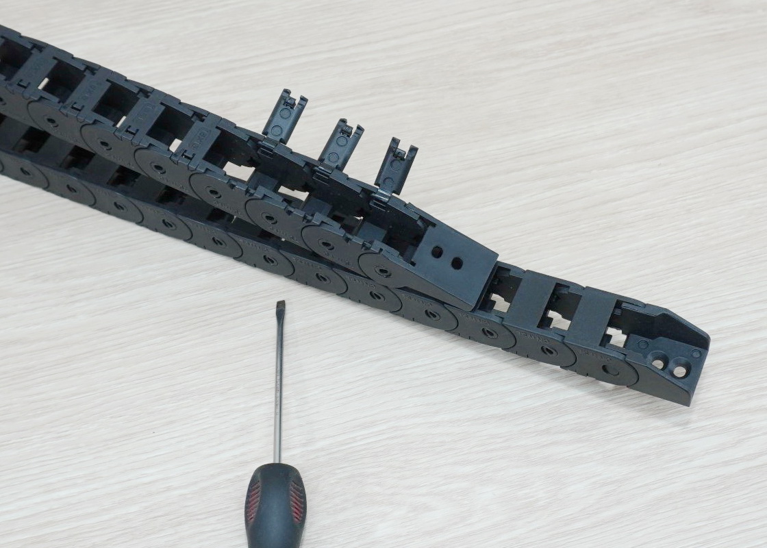 15 x 15 mm Cable Drag Chain R28mm ยาว 1M และ End Connectors (Bridge open outside)