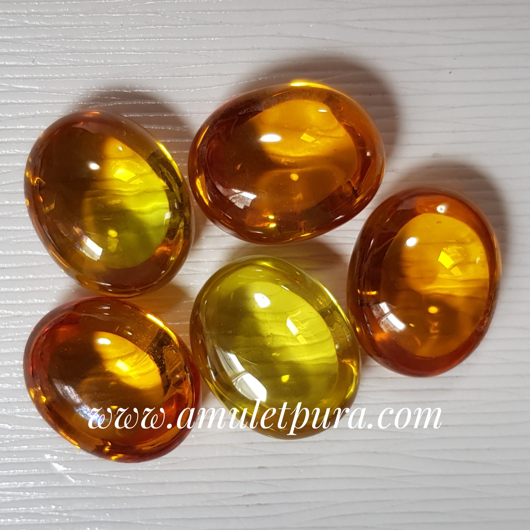 เพชรพญานาค สัณฐานรีหลังเบี้ย ขนาด 2.5 ซ.ม. ทุกสี ยกเว้นสีน้ำเงิน, ฟ้า, เขียว