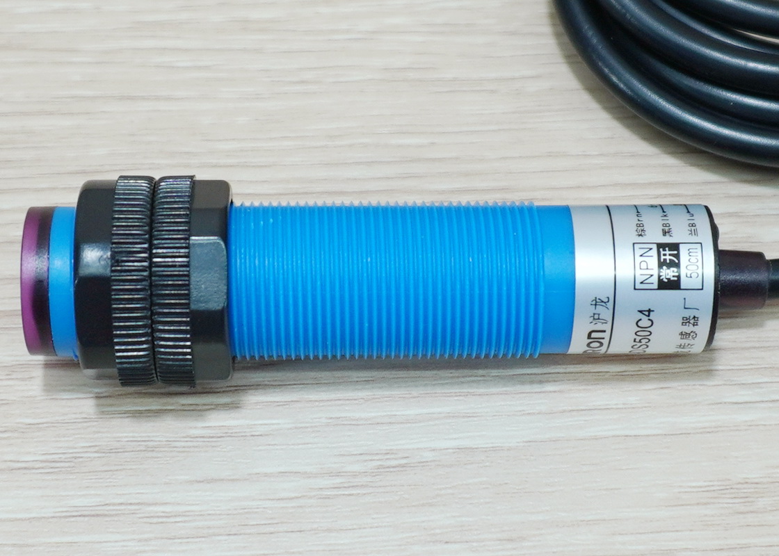 E3F-DS50C4 Infrared Photoelectric Sensor 10-50cm Detection Range Adjust (NPN, NO)