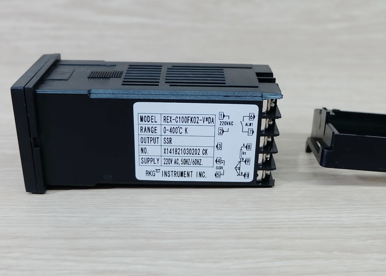 เครื่องควบคุมอุณหภูมิระบบ PID รุ่น REX-C100FK02-V*DA (No alarm) 240V/50HZ + Thermocouple 0 to 400 °c