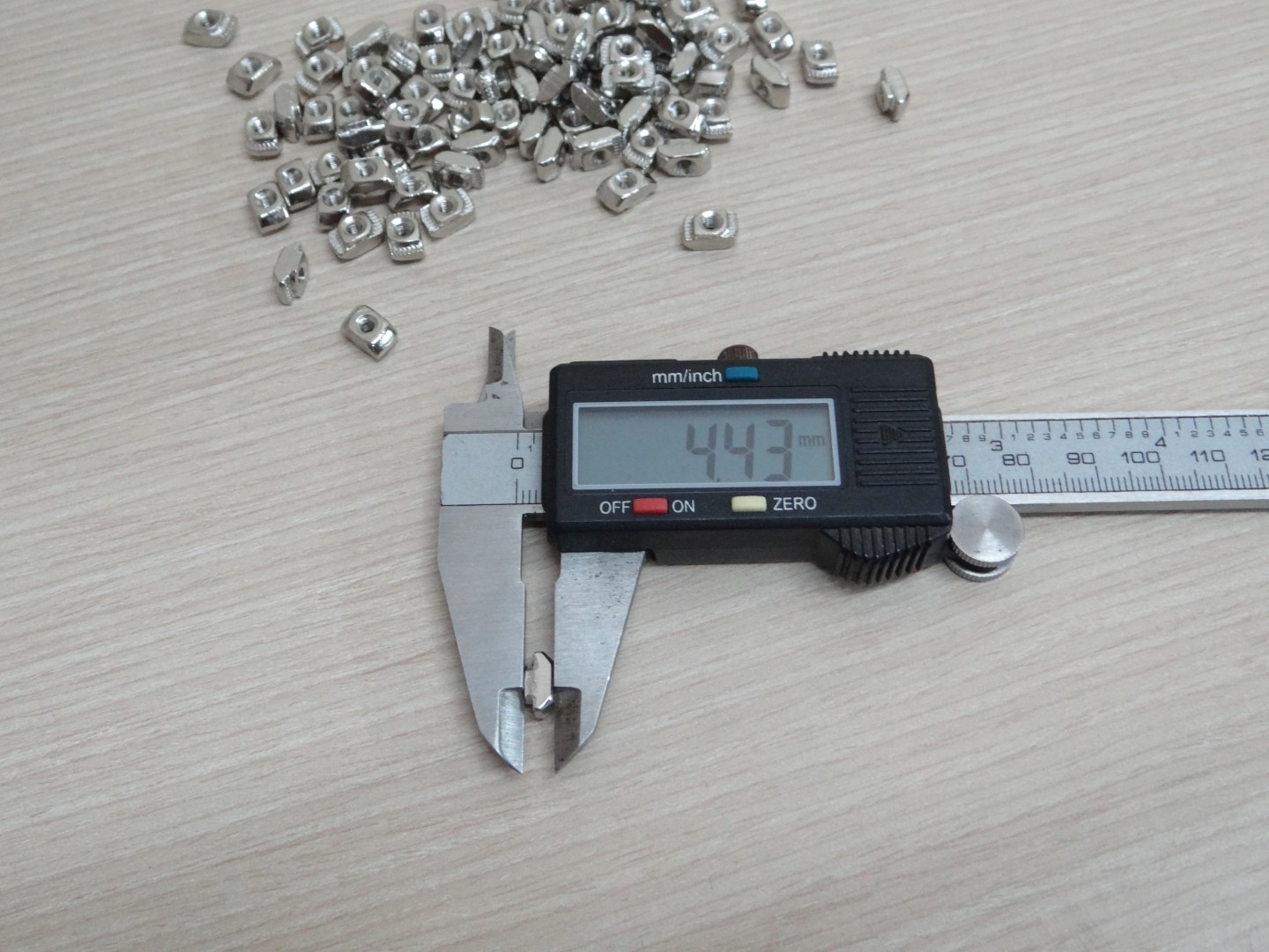 Free Nut M3 (20 ตัว/ชุด) สำหรับ Series 20 Alu Profile