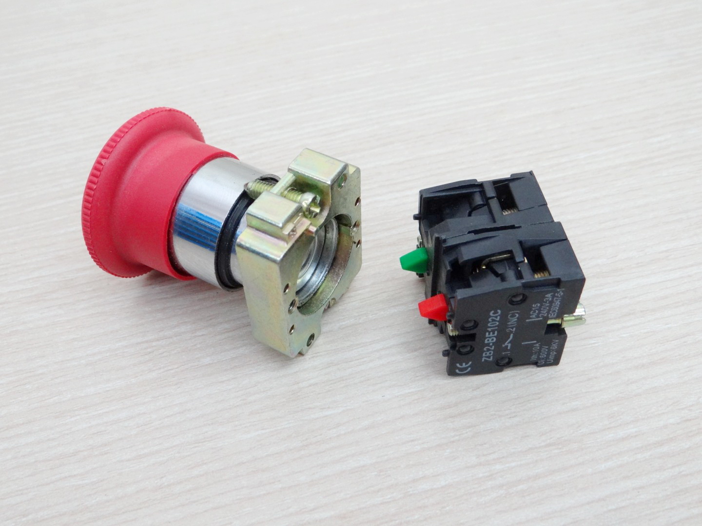 XB2-BS545 Contact Twist Reset Emergency Stop Push Button Switch 22mm 1NC/1NO