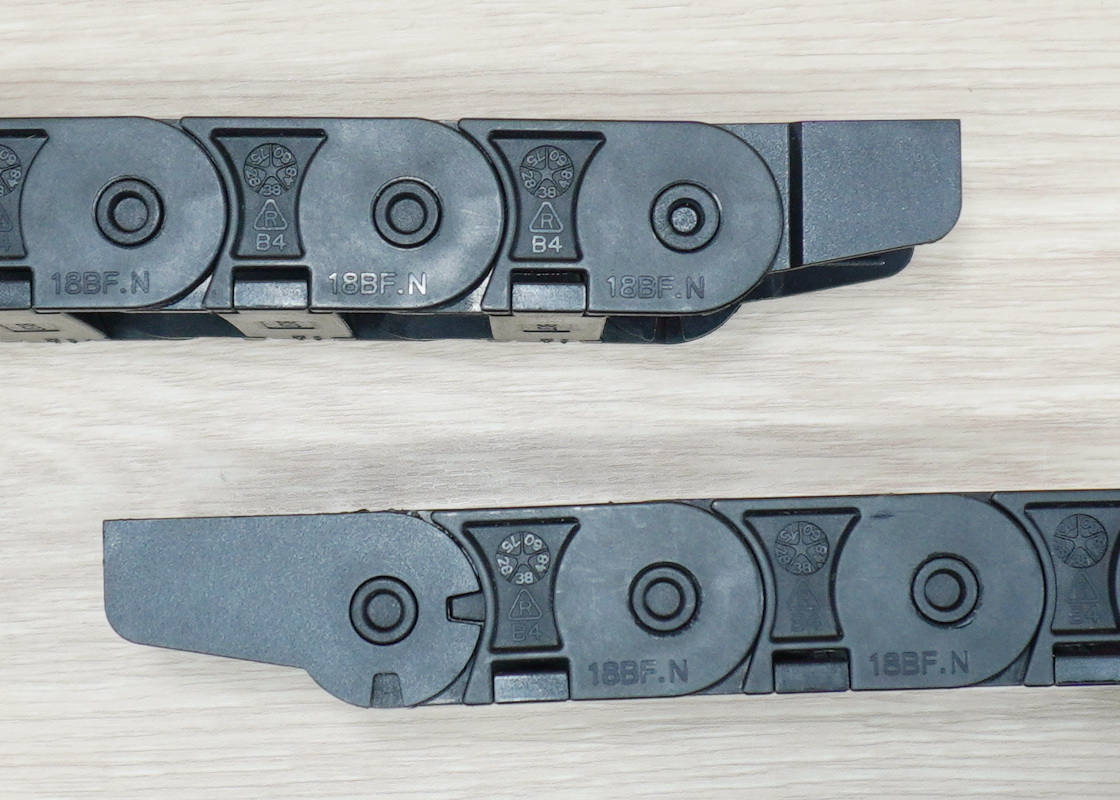 18 x 37 mm Cable Drag Chain R38mm ยาว 1M และ End Connectors (Semi-Enclosed)