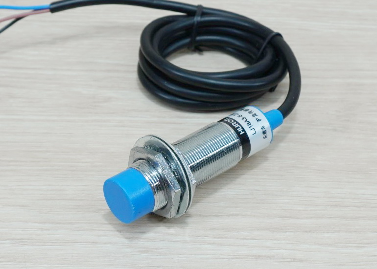 LJ18A3-8-Z/BY (PNP NO ระยะจับ 8mm) 6-36V DC Inductive Proximity Sensor