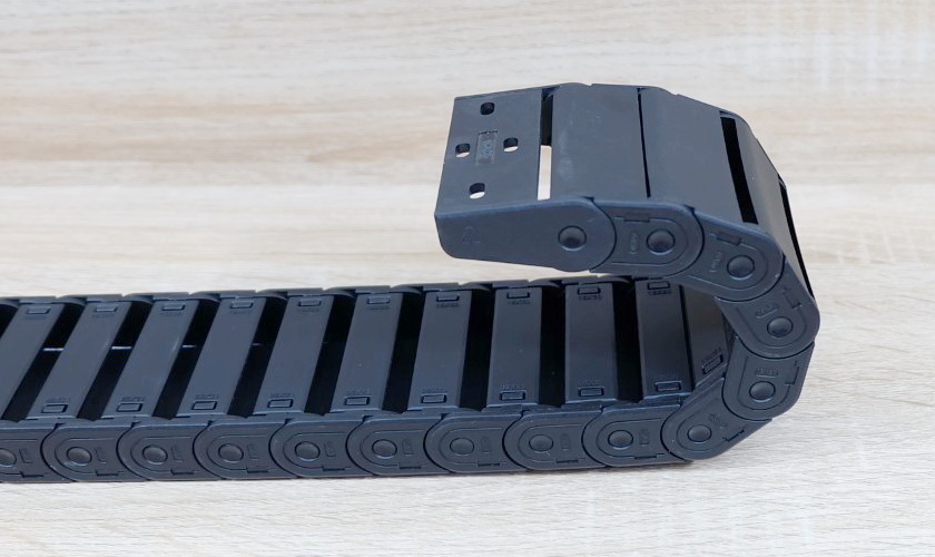 15 X 50 mm Cable Drag Chain R28mm ยาว 1M และ End Connectors (Semi-Enclosed)