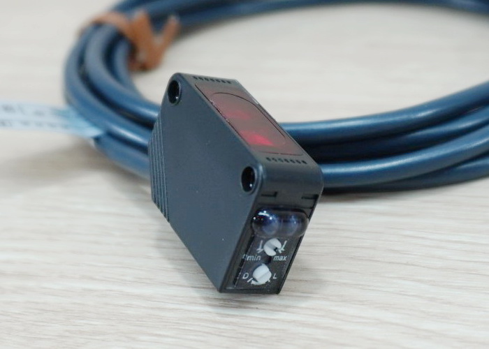 E3Z-R61, Mirror Reflection Photoelectric Switch 20-200 cm Detection Range (NPN, NO/NC)