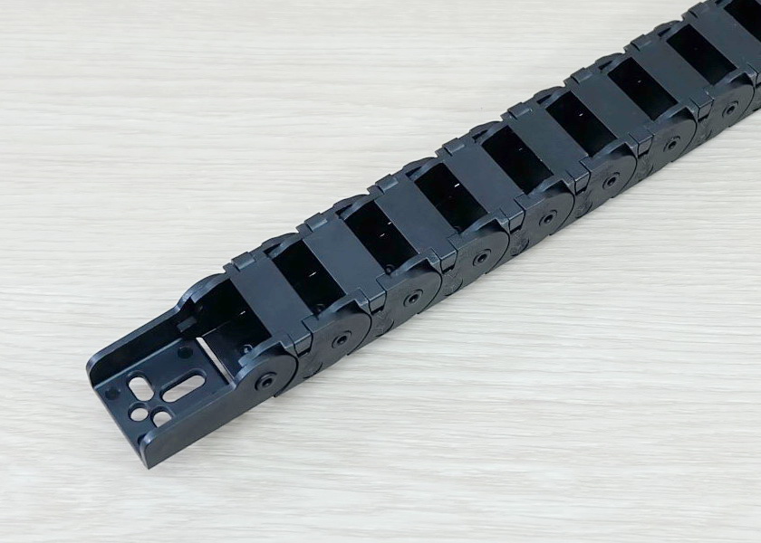 15 x 20 mm Cable Drag Chain R28mm ยาว 1M และ End Connectors (Semi-Enclosed)