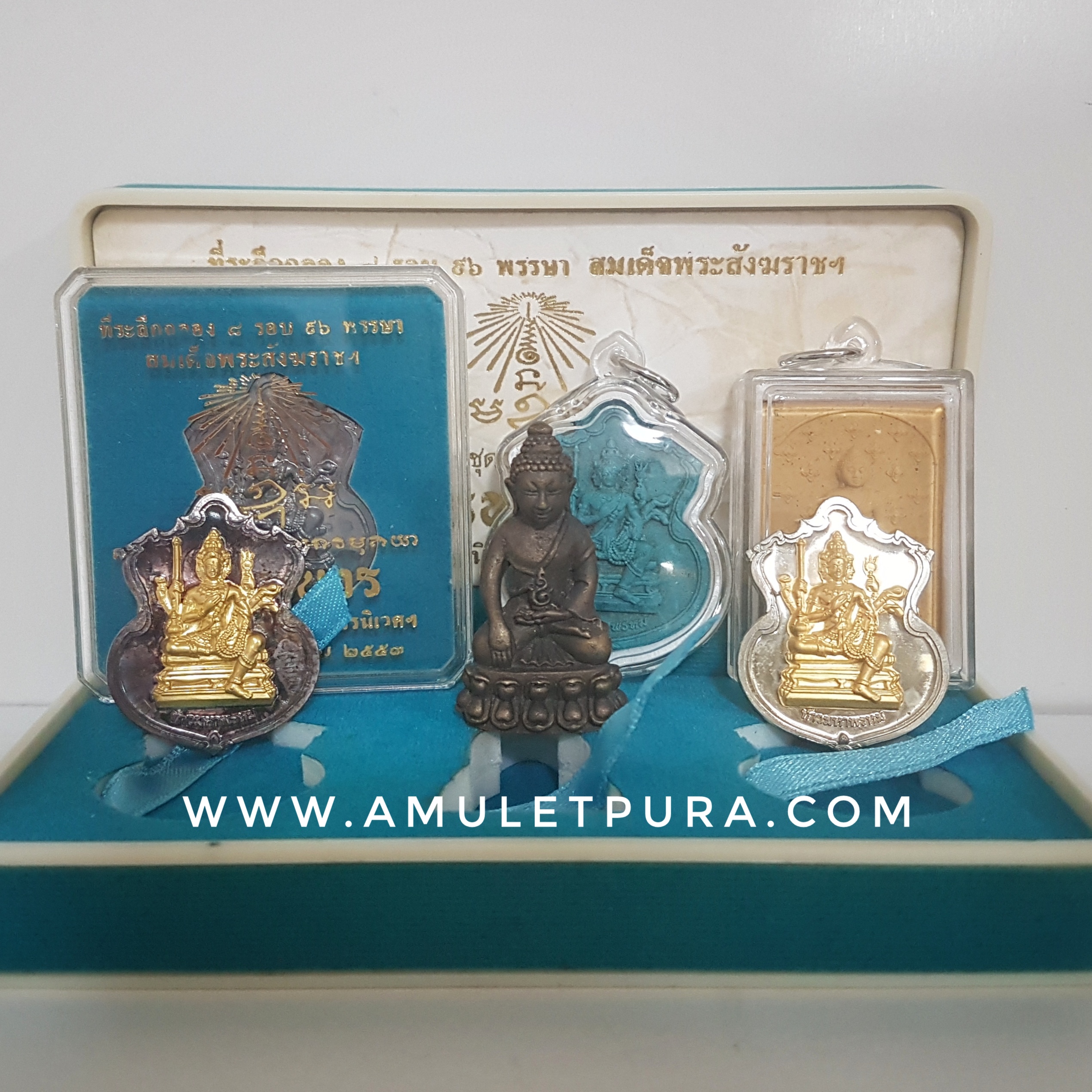 พระผงพระพุทธสิหิงค์ (เนื้อผงพุทธคุณ) + เหรียญพรหมบวร (เนื้อตะกั่ว) + พระผงท้าวมหาพรหม (เนื้อผงไม้มงคล) ชุดกรรมการ รุ่นพรหมบวร ปี53 วัดบวรนิเวศวิหาร กรุงเทพฯ (มีโค้ด ก ตอกโค้ด หมายเลขกำกับทุกองค์)