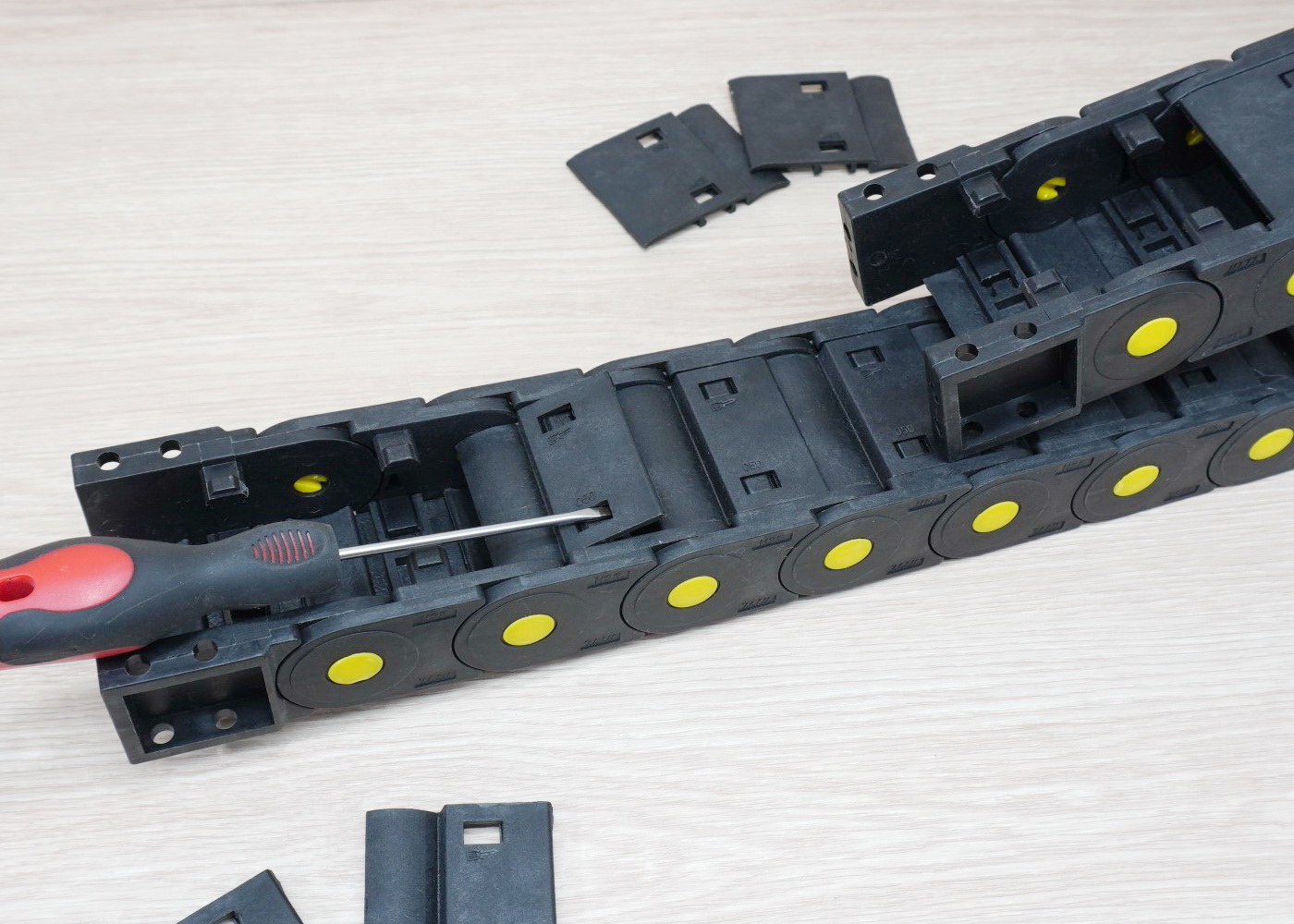 25 X 50 mm Cable Drag Chain R55mm ยาว 1M และ End Connectors (Fully-Enclosed)