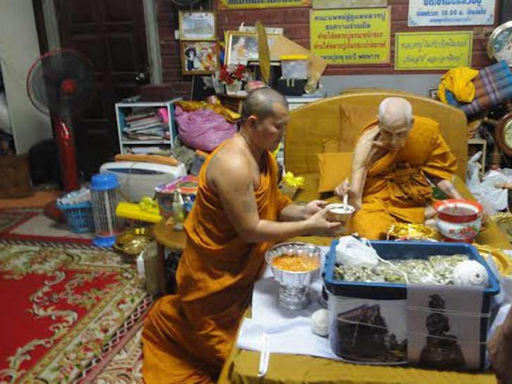 ตะกรุดอมิตรพ่าย (เนื้อตะกั่ว หมุดทองแดง มีหมุดด้านเดียว) ปี57 วัดพนมพริก จ.ตราด(หลวงปู่บัว ร่วมปลุกเสก มีโค้ด หมายเลข 5253)