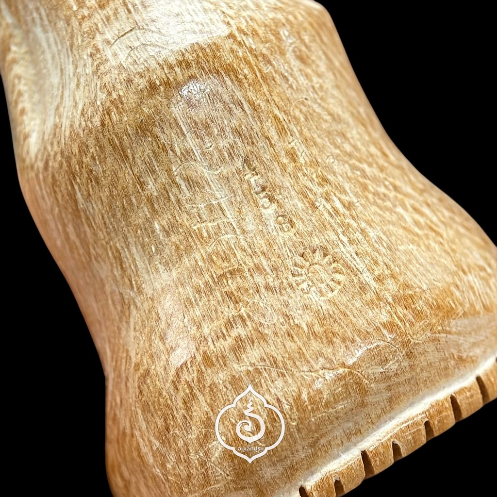 พระปิดตา รุ่นเจริญพรบน (ไม้มันปลาแกะ ฝั่งตะกรุดทองคำ เส้นเกศา จารเต็มทั้งองค์) ปี54 หลวงปู่เกลี้ยง วัดโนนแกด (ศรีธาตุ) จ.ศรีสะเกษ (มีโค้ด หมายเลข 458)