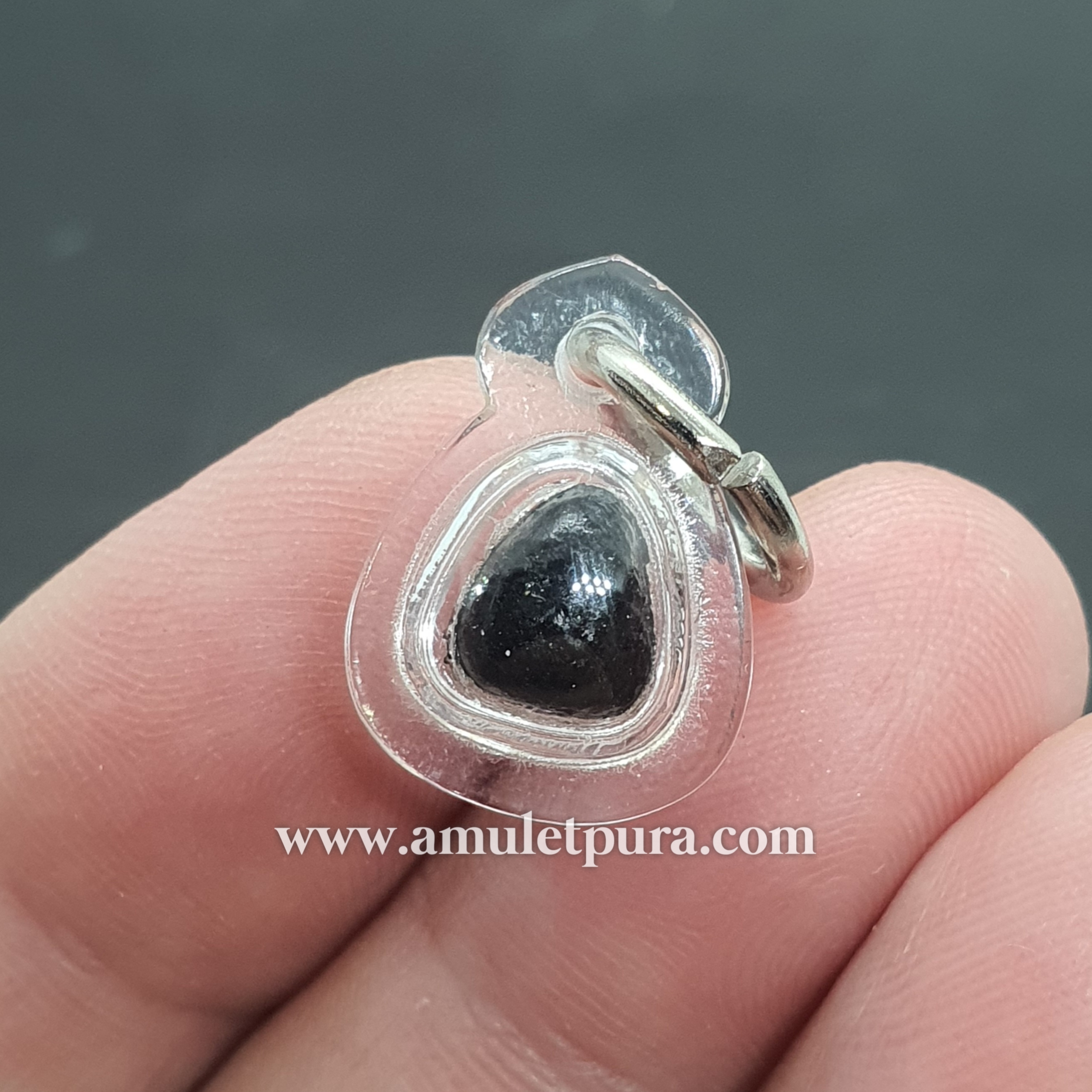 พระปิดตาอุดกริ่งหลวงปู่ศุข (พิมพ์จิ๋ว เนื้อผงคลุกรัก) หลวงปู่ศุข วัดปากคลองมะขามเฒ่า จ.ชัยนาท (พร้อมเลี่ยมกันน้ำ)