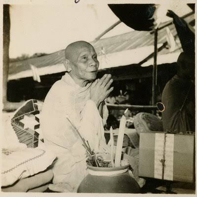 เหรียญเสมาไหว้ข้าง พ่อท่านคล้าย ปี2500 วัดสวนขัน จ.นครศรีธรรมราช (ศูนย์กลม หนังสือมีเกือก หลังมีวงเดือน หลังยันต์ห้า)