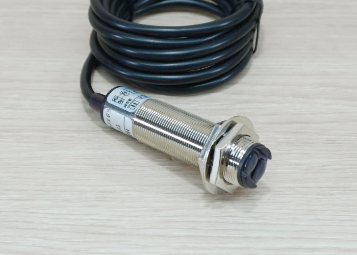 E3F-DS100C4 Infrared Photoelectric Sensor 10-100cm Detection (NPN, NO) Nickel-plated brass body