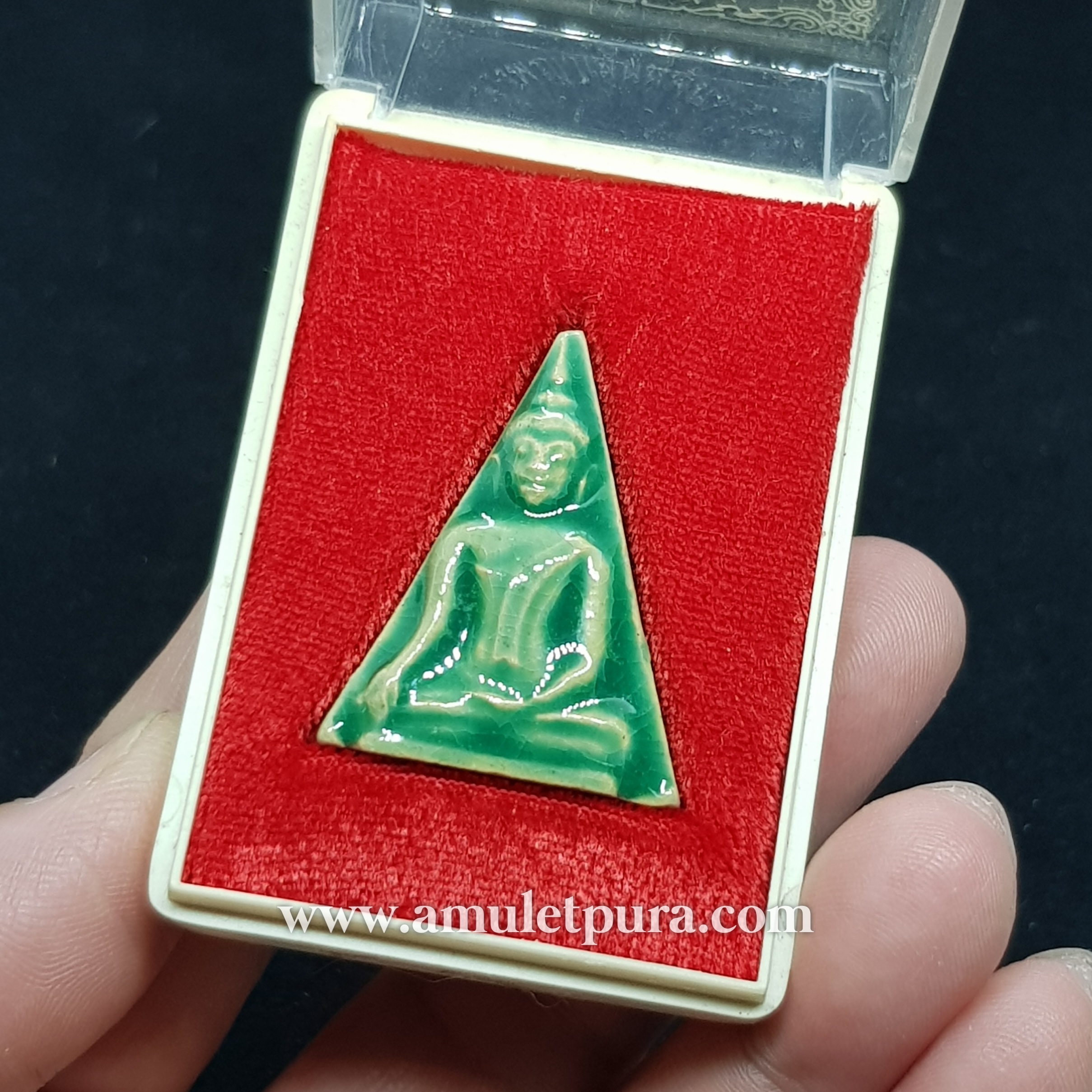 พระนางพญาเสน่ห์จันทร์ เคลือบเขียว รุ่นสมบูรณ์ทรัพย์ ปี47 สมเด็จญาณสังวรณ์ สมเด็จพระสังฆราชฯ วัดบวรนิเวศวิหาร กรุงเทพมหานคร