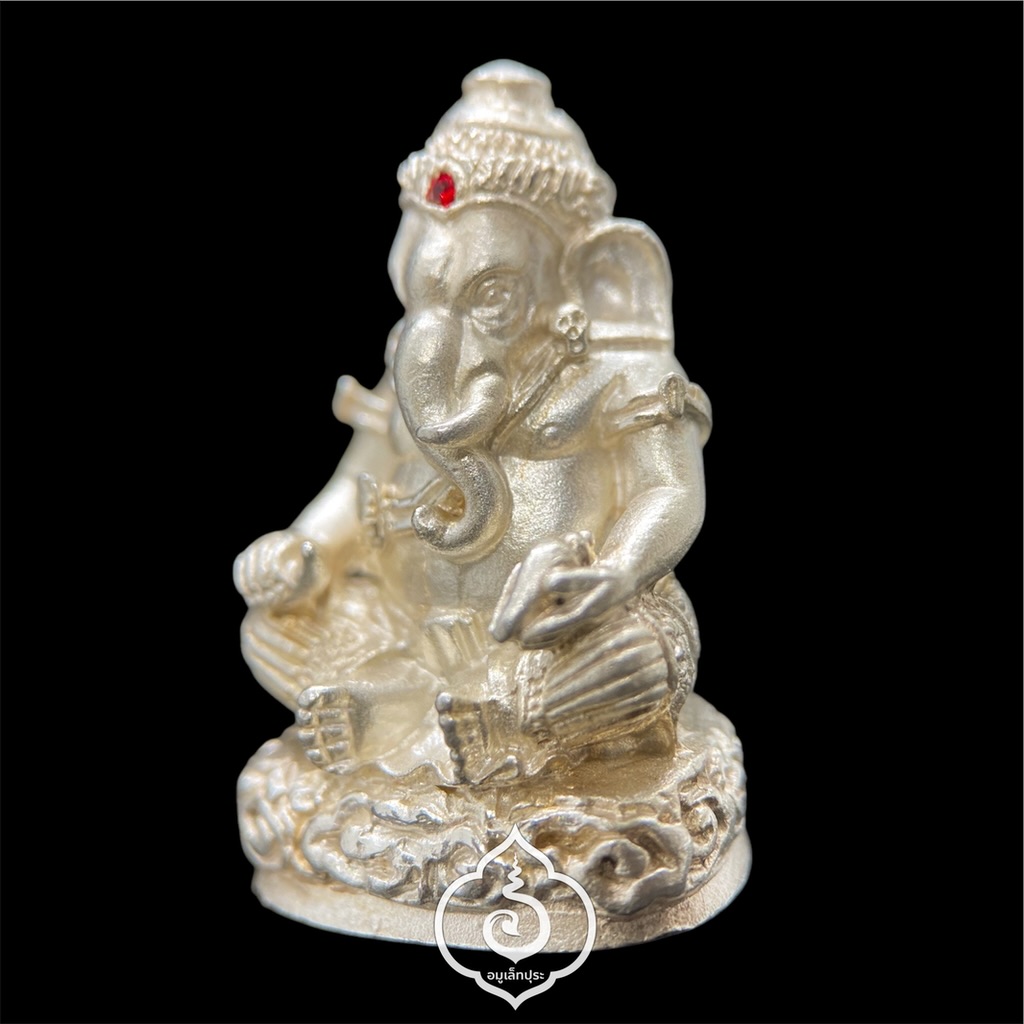 พระพิฆเนศวร รุ่นยกฉัตรพระเจดีย์ (เนื้อโลหะชุบเงินพ่นทราย ฝังพลอยแดง) ปี47 หลวงพ่อวัลลภ วัดดอยแท่นพระ (ผาหลวง) จ.เชียงใหม่ (มีโค้ดใต้ฐาน)