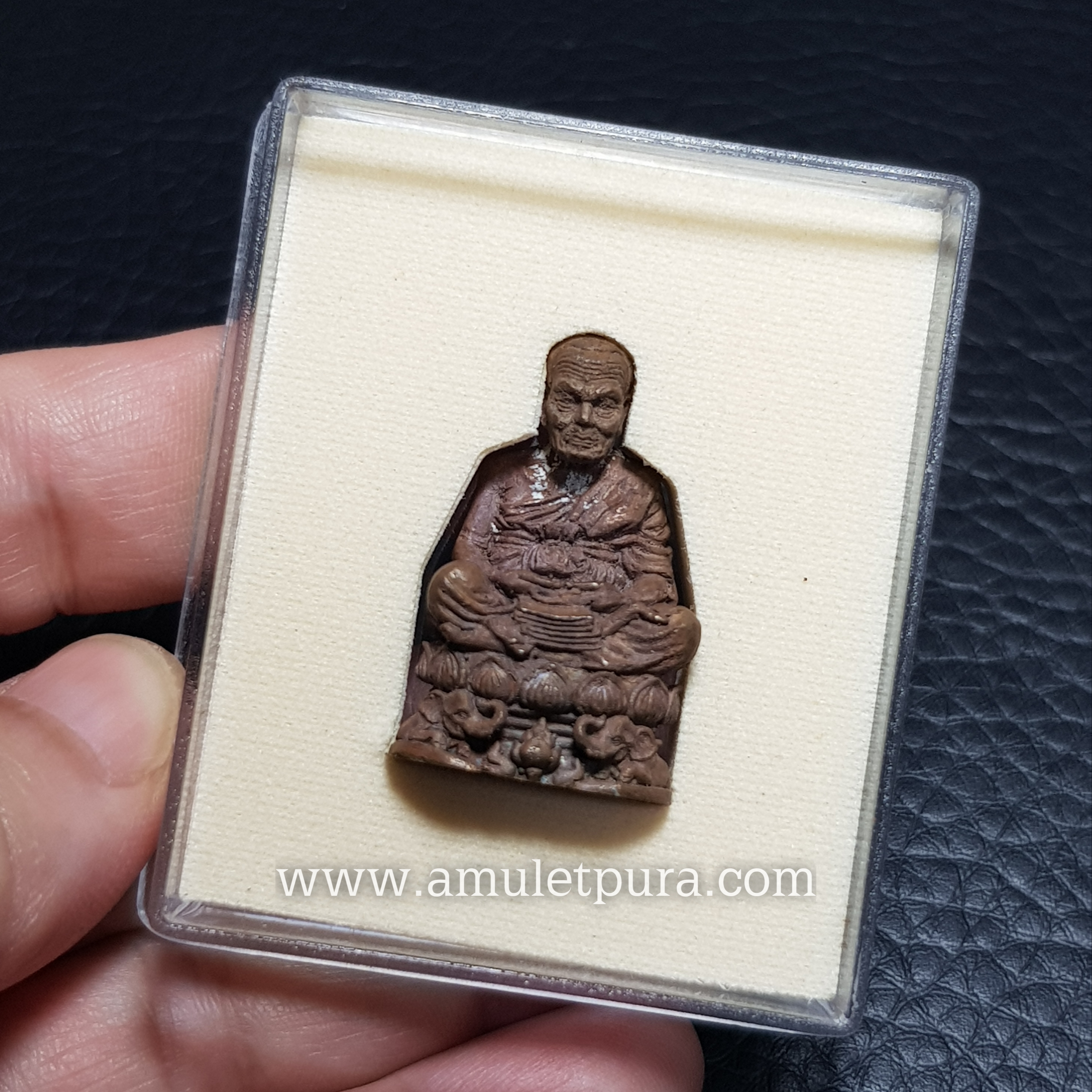 หลวงพ่อทวด(รูปหล่อลอยองค์บัวรอบ ฐานคชสาร เนื้อทองแดงเถื่อน)รุ่นพ่อท่านเขียวอุปถัมภ์(กลันตัน๕๔)ปี54 พ่อท่านเขียว วัดห้วยเงาะ จ.ปัตตานี(บรรจุกริ่ง ใต้ฐานตอกโค้ด หมายเลข1465)