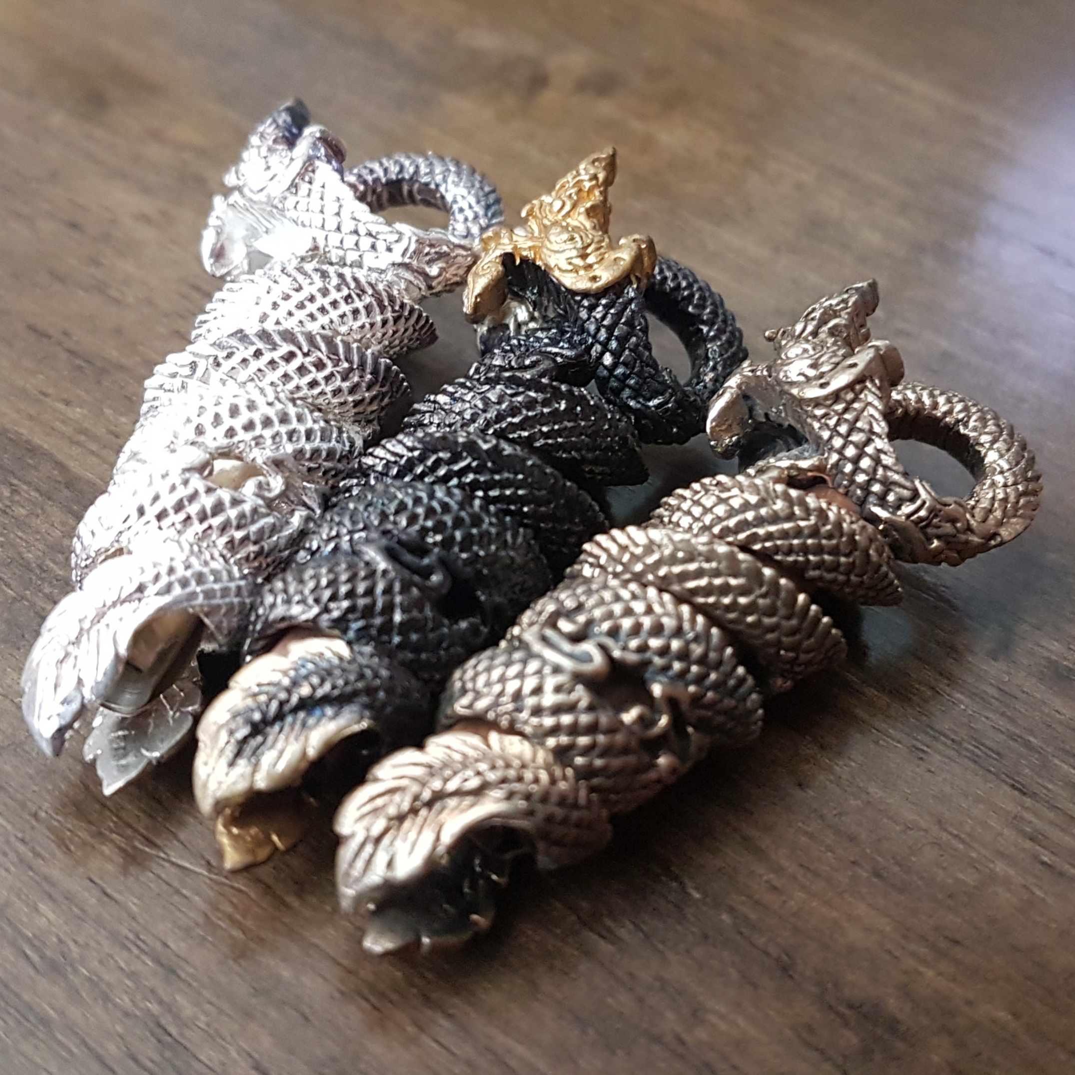 ตะกรุดนาคเกี้ยว (สัมฤทธิ์ ชุบแบล็คโรเดียม) รุ่นไหว้ครู 53 หลวงปู่เณร วัดบ้านเกษตรทุ่งเศรษฐี จ.ร้อยเอ็ด