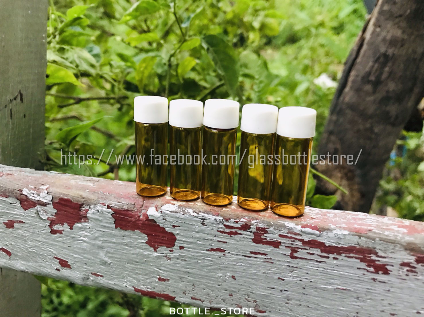 ขวดแก้วจิ๋ว 2ml สีชา ฝาพลาสติกสีขาว