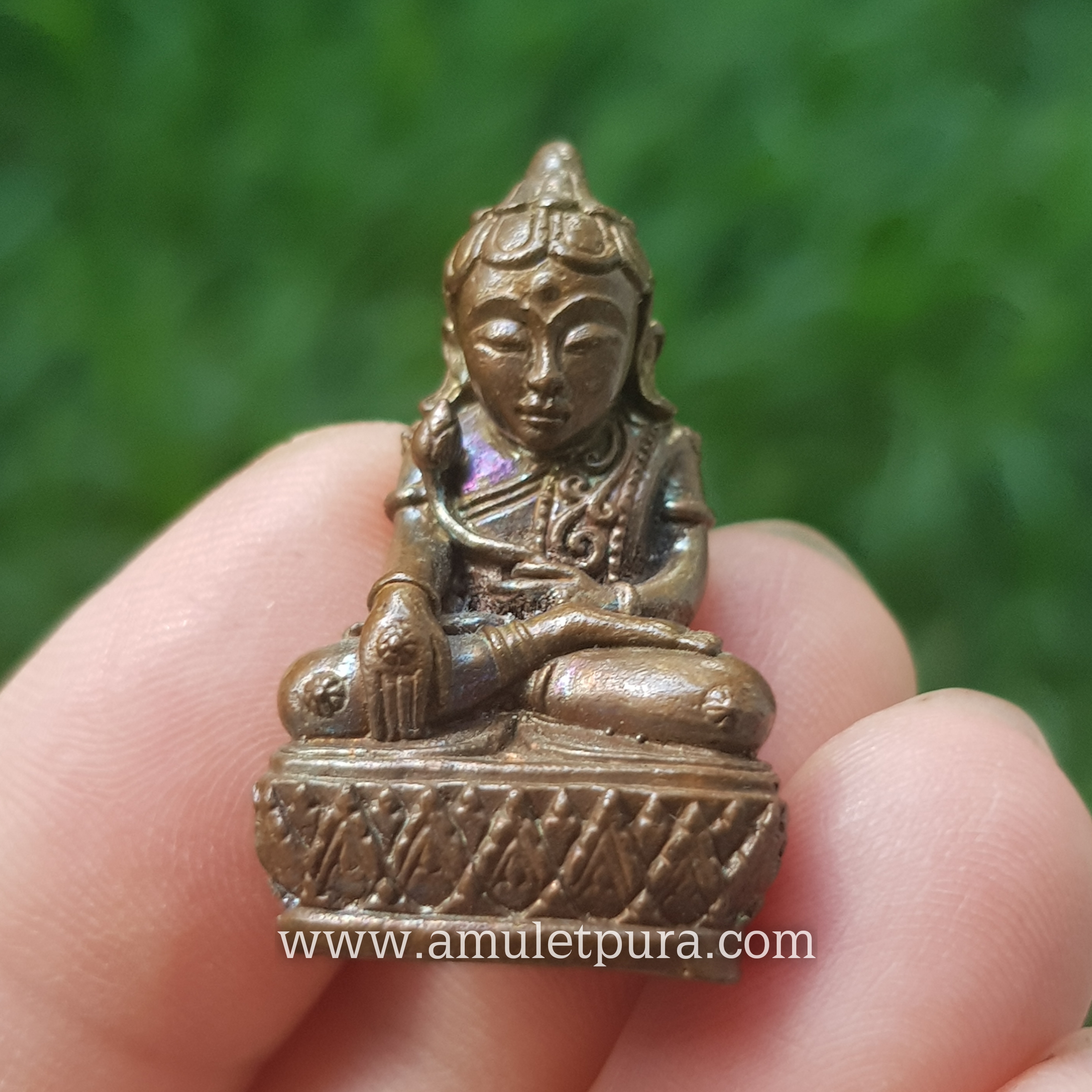 1 ใน 999 องค์ พระกริ่งเชงเย (เชง-เย-จอง-เตง) รุ่นแรก (เนื้อธาตุกายสิทธิ์ มีประกายรุ้ง ฝังจีวร) ปี55 ครูบาออ สำนักสงฆ์พระธาตุดอยจอมแวะ จ.เชียงใหม่ (ตอกโค้ด)