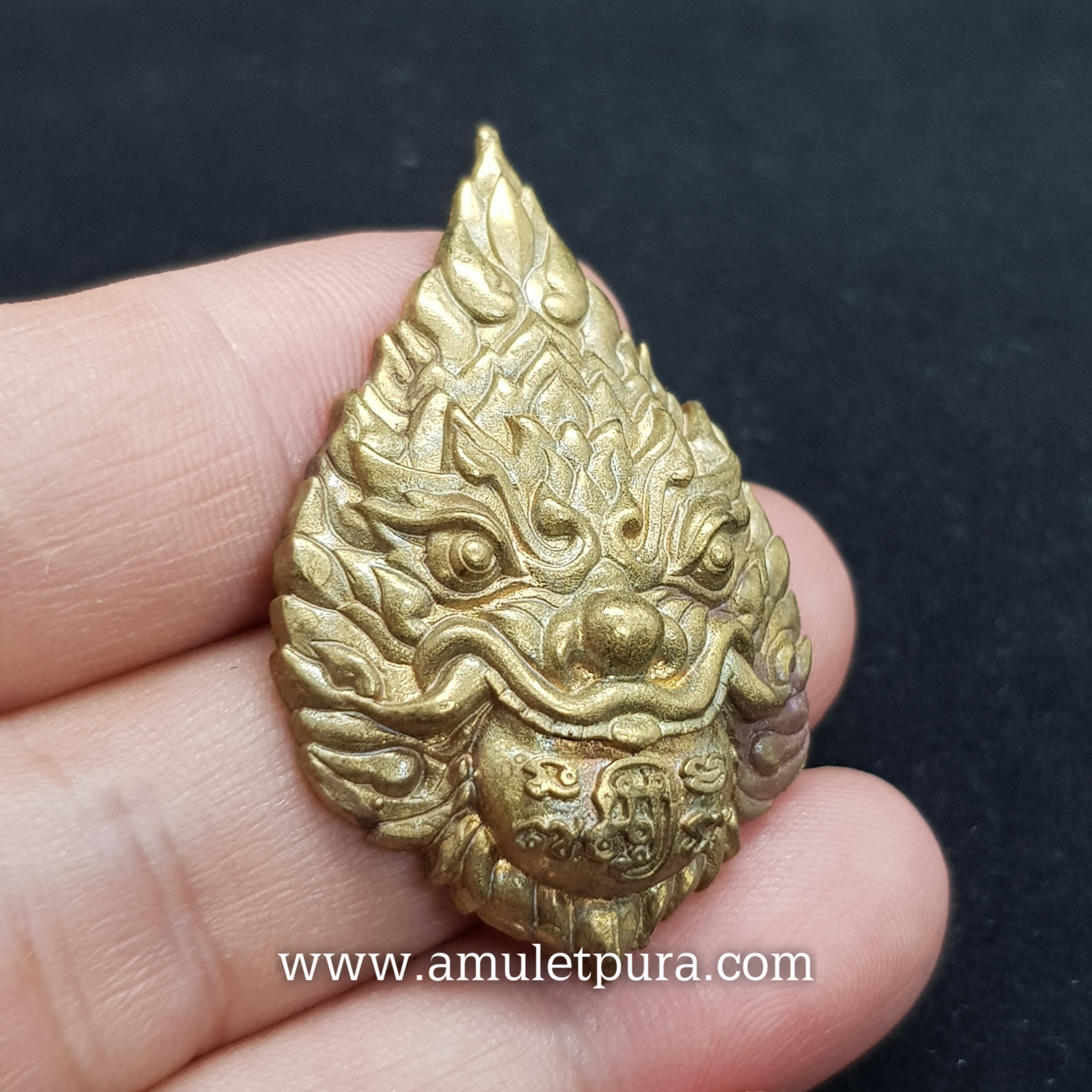 พระราหู รุ่นรวยทรัพย์(ชนวนทองทิพย์)ปี60 หลวงพ่อรักษ์ วัดสุทธาวาสวิปัสนา จ.พระนครศรีอยุธยา(อุดชันโรง พลอยแดงเสก และจีวร มีโค้ด หมายเลข126 จัดสร้าง 599 องค์)