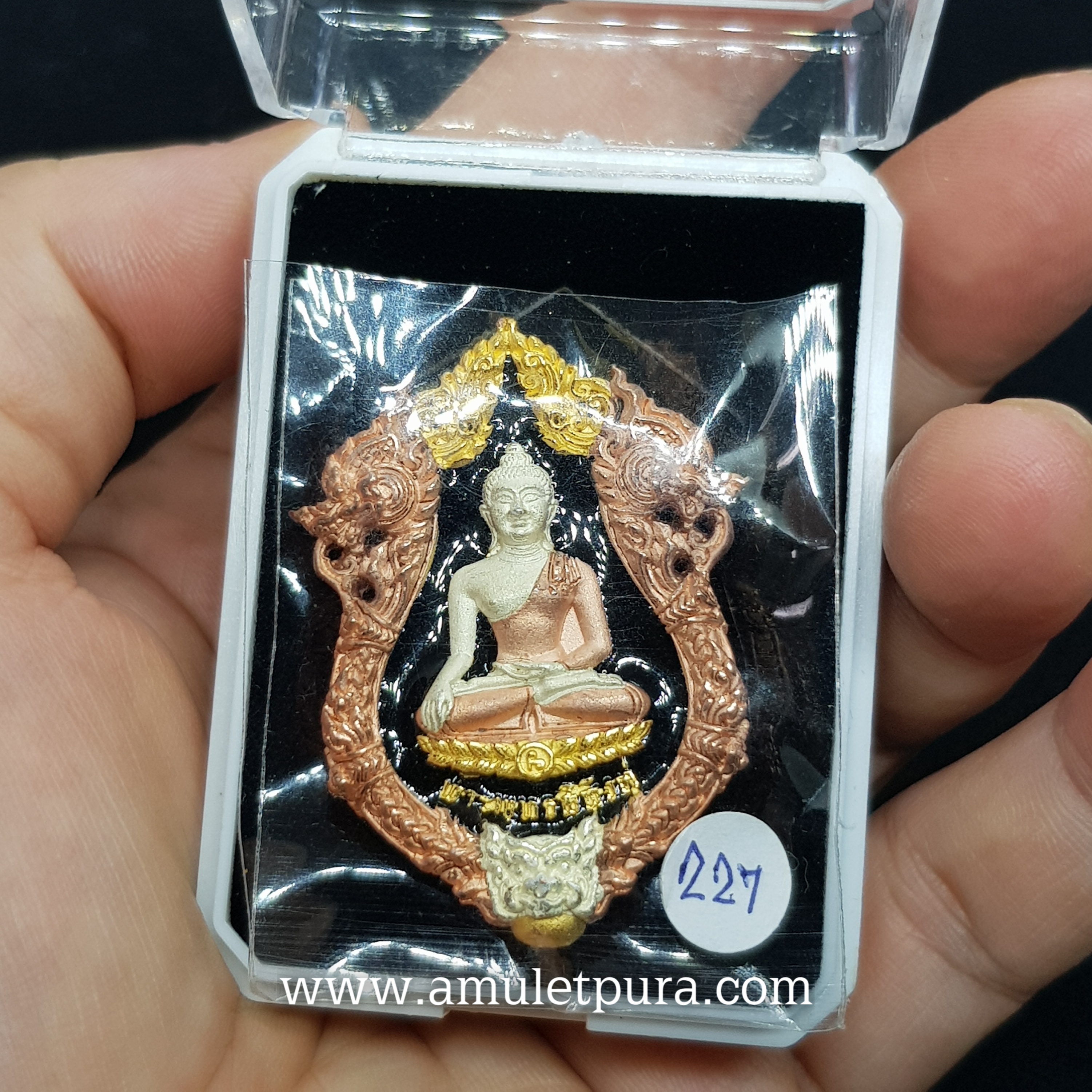 พระพุทธสิหิงค์ กริ่งวินยาภรณ์ ๒๖ ศตวรรษ(สามกษัตริย์ลงยาดำหลังพระธาตุ บรรจุเม็ดกริ่ง)ปี55 วัดพระมหาธาตุฯ จ.นครศรีธรรมราช(ตอกโค้ด หมายเลข227)