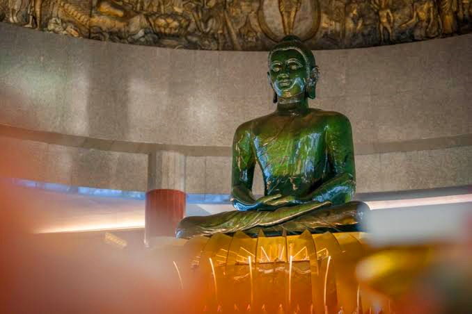 พระหยกแกะหลังพิงกระดาน ปี36 หลวงพ่อวิริยังค์ วัดธรรมมงคล กรุงเทพฯ