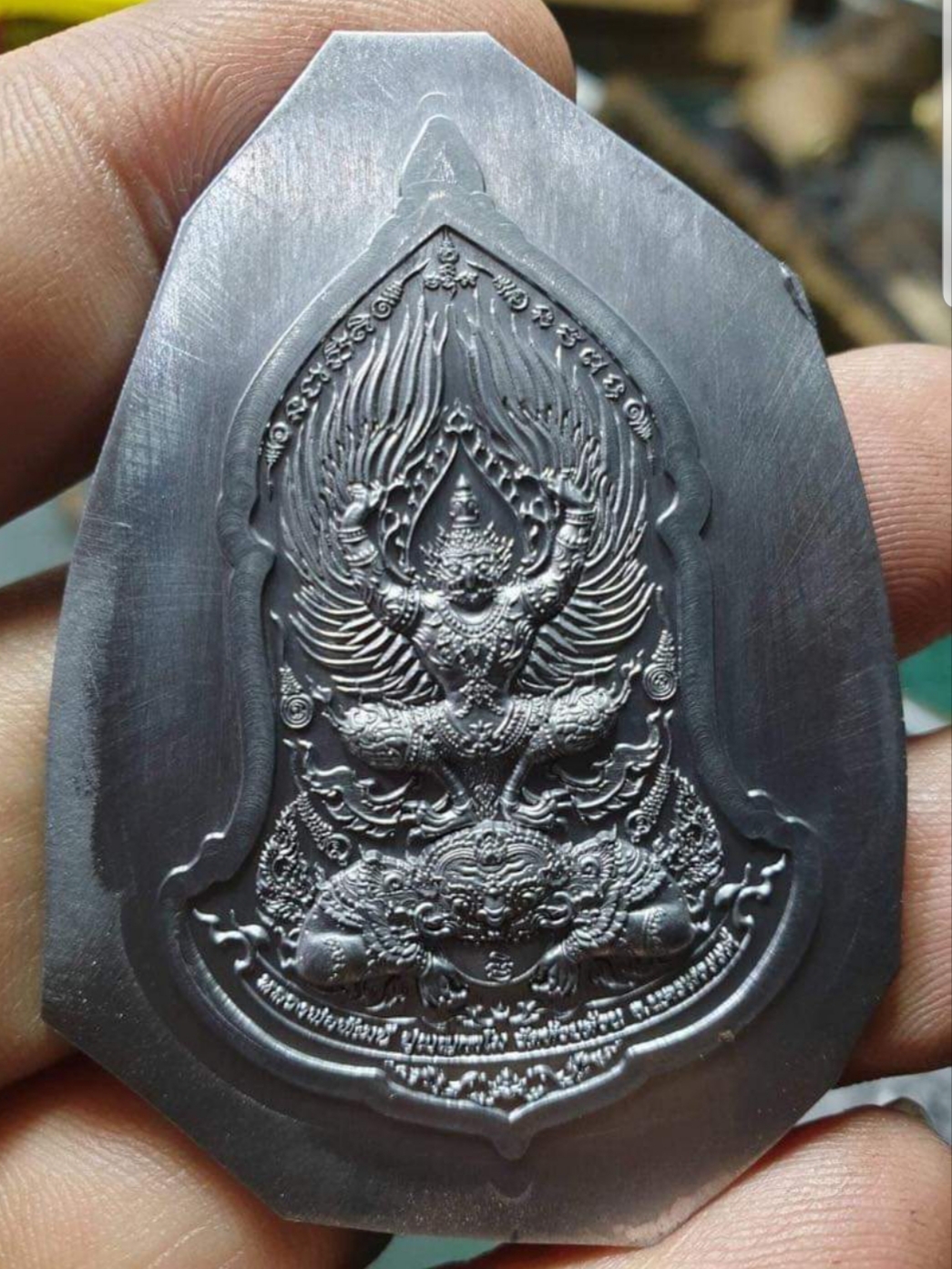 1 ใน 200 เหรียญ เหรียญท้าวเวสสุวรรณหลังพญาครุฑ เนื้อทองสัตตะลงยาสีฟ้า รุ่นเศรษฐีรวยทันใจ ปี64 หลวงพ่อพัฒน์ วัดห้วยด้วน จ.นครสวรรค์ (มีโค้ด หมายเลข11)