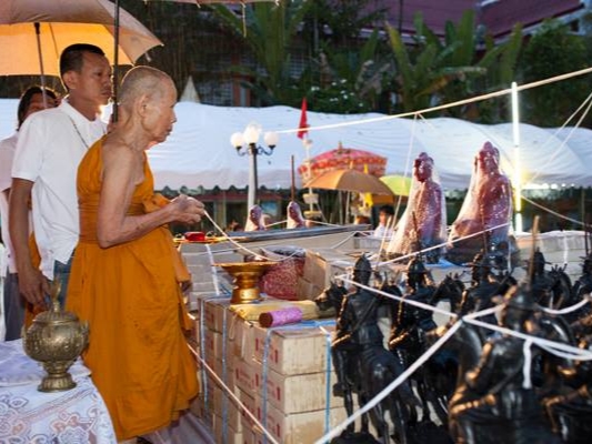 ตะกรุดอมิตรพ่าย (เนื้อตะกั่ว หมุดทองแดง มีหมุดด้านเดียว) ปี57 วัดพนมพริก จ.ตราด(หลวงปู่บัว ร่วมปลุกเสก มีโค้ด หมายเลข 5253)